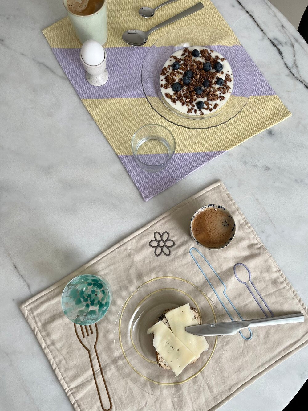 Dækkeserviet skrå - gul/lilla